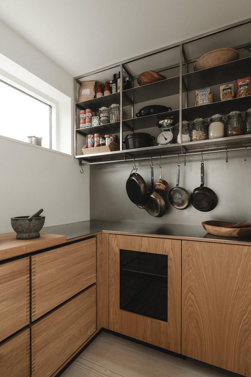 Pantry med åbne reoler i stål