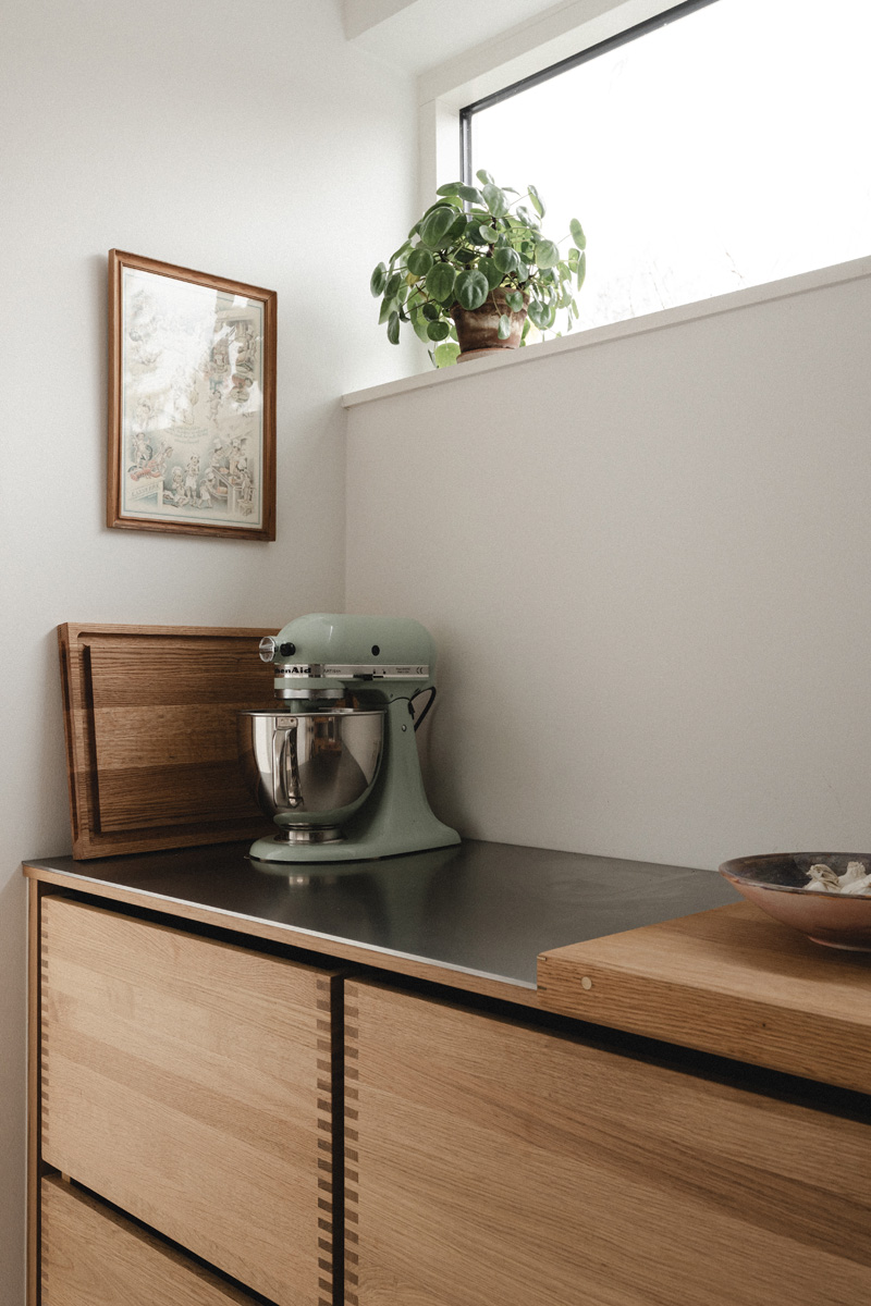KitchenAid og lys over pantry