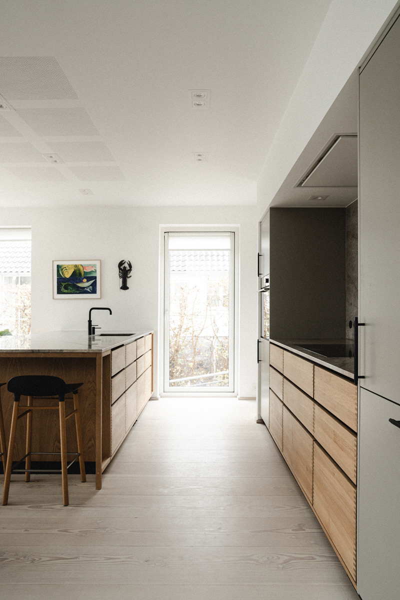 Køkken med udsigt mod haven